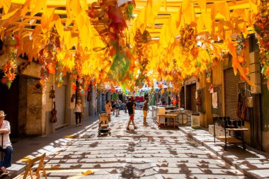 08-21-2015 Barcelona İspanya: Barselona 'daki Gracia mahallesinin yaz şenlikleri sırasında vatandaşlar plastikle süslenmiş sokaklara hayran