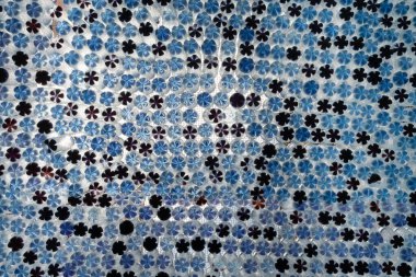 8-21-2015 Barselona İspanya: Barselona 'da düzenlenen Barrio de Gracia yaz şenlikleri sırasında sokakları süslemek için kullanılan plastik su şişeleri mozaiği