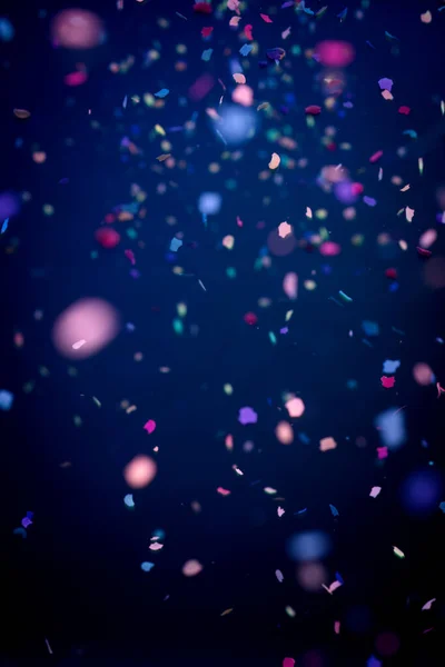 Konfeti dikey koyu mavi arkaplan