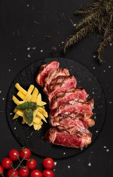 Sliced Veal Cutlet Served Slate Plate Accompanied Chips Peppers Vertical — Stockfoto