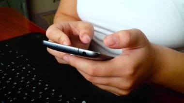 Akıllı telefonu kullanarak ekranı kapatıyor, parmakla bastırıyor, internette sörf yapıyor, sosyal medyayı okuyor, bankacılık yapıyor, alışveriş yapıyor, yazı yazıyor. Sohbet, iletişim ve cep telefonuyla ödeme.