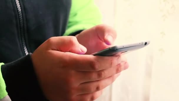 Mädchen Mit Smartphone Nahaufnahme Schiebebildschirm Drücken Mit Dem Finger Surfen — Stockvideo