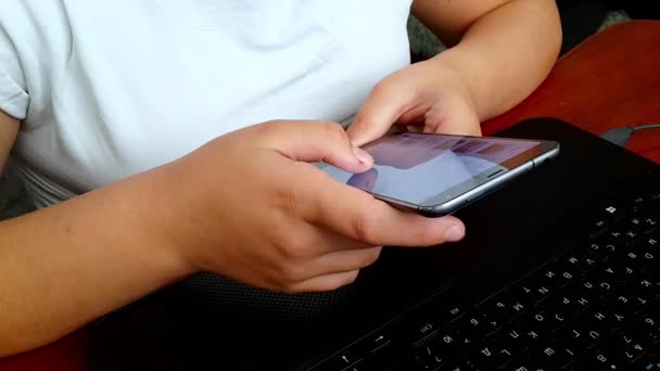 Chica Usando Teléfono Inteligente Cerrar Pantalla Deslizante Presionando Con Dedo — Vídeos de Stock