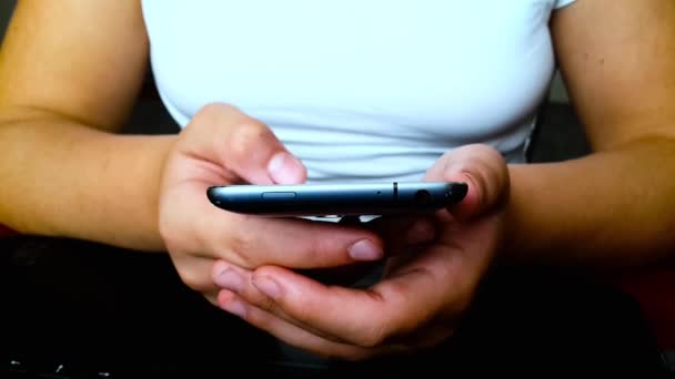 스마트폰을 사용하는 소녀는 슬라이드 스크린을 가까이 손가락으로 인터넷을 누르고 미디어를 — 비디오