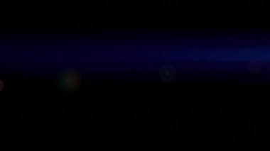 Güneş ve merceğin video materyali sağa sola hareket ediyor (lens parlaması, ışık, ışık sızıntısı))