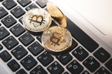 Dizüstü bilgisayarda altın bitcoin, dijital para para kripto para ticareti, Blok Zinciri ve finans kavramı.