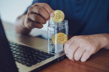 Elinde altın Bitcoin tutan bir adam. Bitcoin ile para kazanmak, dijital para birimi para yatırım konsepti, engelleme zinciri transferi.