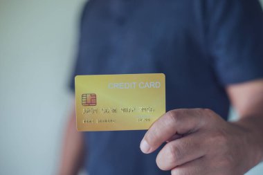 Kredi kartı, kredi kartı ve finansal konsept kullanan bir adam..