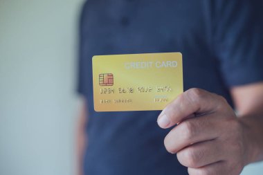 Kredi kartı, kredi kartı ve finansal konsept kullanan bir adam..