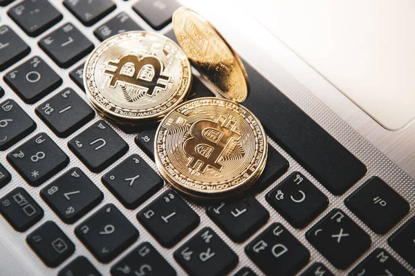 Dizüstü bilgisayarda altın bitcoin, dijital para para kripto para ticareti, Blok Zinciri ve finans kavramı.