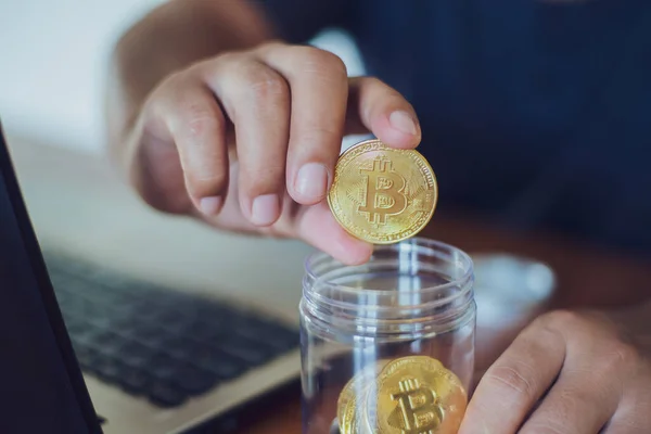 Hombre Sosteniendo Bitcoin Oro Gana Dinero Con Bitcoin Concepto Inversión — Foto de Stock