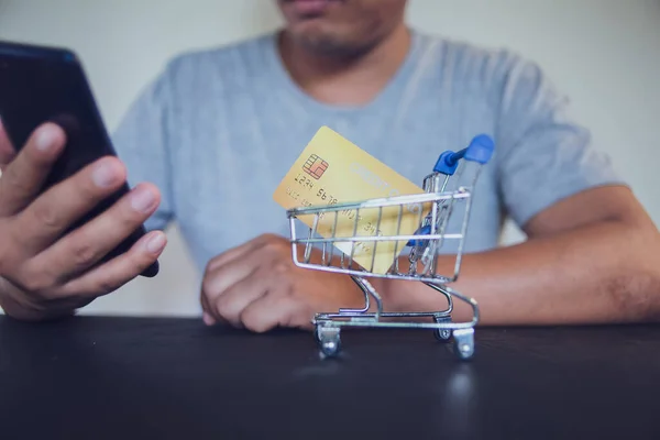Человек Использующий Смартфон Кредитной Картой Маленьком Магазинчике Концепция Онлайн Шопинга — стоковое фото