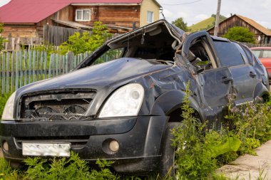 Araba devrildikten sonra bozulmuş. Geri getirilemez. Kırık cam. Kazadan sonra aracın ön ve iç kısmında ciddi hasar var.