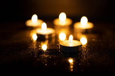 Romantik bir ışık. Karanlıkta mumlardan parlıyor.