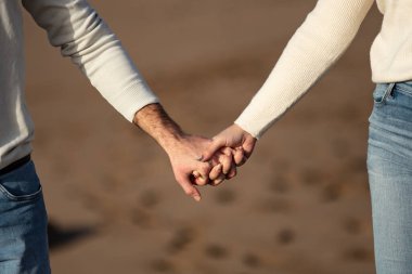 Aşıkların elleri birleşti, el ele, aşk