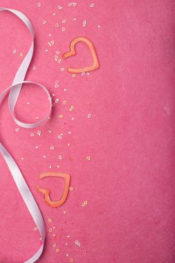 Işıltılı ve kalpleri olan şenlikli pembe arka plan