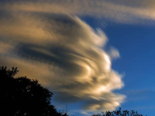 ヴィラ レイヴァの町の近くにコロンビアの中央の山の上に日の出に大きな雲の複数の露出 — ストック写真
