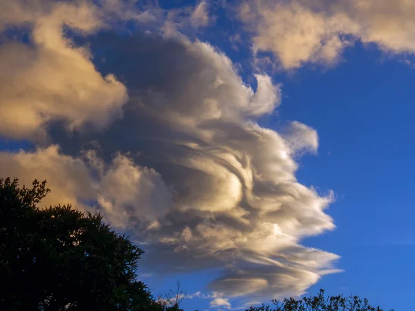 Eine Große Wolke Bei Sonnenaufgang Über Den Zentralen Bergen Kolumbiens — Stockfoto