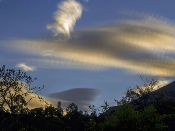 Esposizione Multipla Alcune Nuvole All Alba Sulle Montagne Centrali Della — Foto Stock
