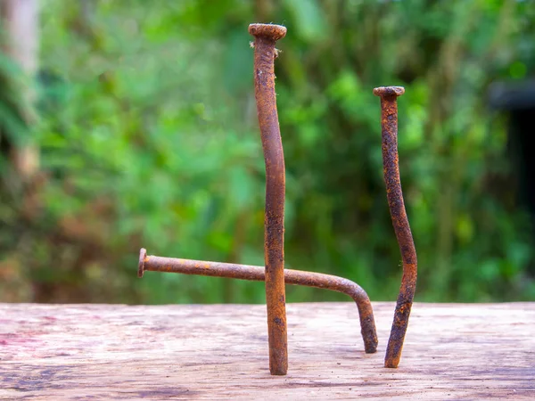 Fotografía Macro Tres Clavos Oxidados Doblados Clavados Una Plancha Madera — Foto de Stock