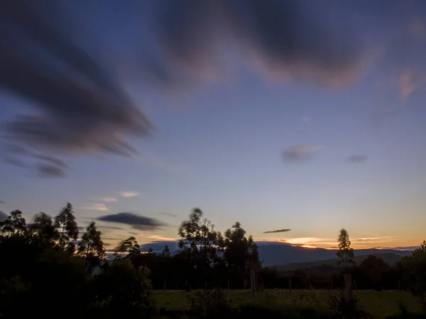 Mehrfache Belichtung Einiger Wolken Bei Sonnenuntergang Über Den Zentralen Bergen — Stockfoto