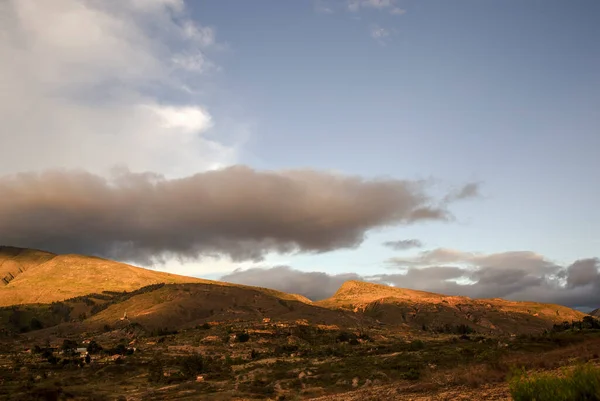 Little Gray Cloud Hangs Segment Eastern Andes Range Colonial Town — Foto de Stock