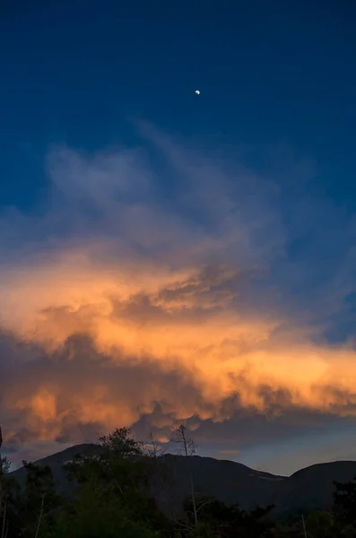 Little Crescent Moon Hangs Huge Mammatus Cumulus Cloud Sunset Colonial — Stockfoto