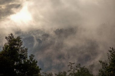 Kolombiya 'nın Arcabuco kasabası yakınlarındaki And merkezi dağlarının üzerinde puslu ve sisli bir güneş doğuyor.