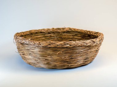 Tarafsız bir arkaplanda geleneksel bir pipet sepetinin stüdyo çekimi