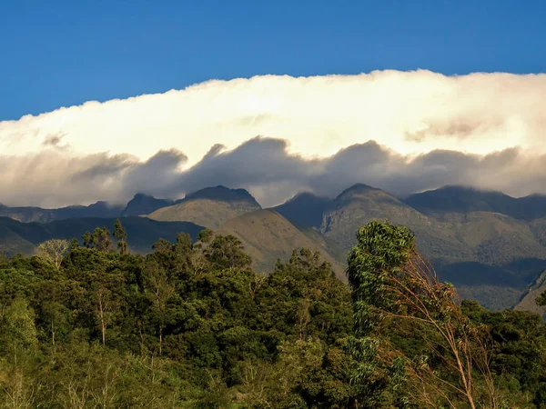 Una Densa Nube Flota Sobre Las Montañas Región Iguaque Atardecer — Foto de Stock