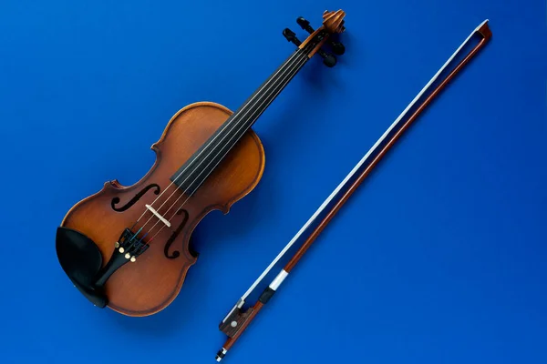 Скрипка Лук Синем Фоне — стоковое фото
