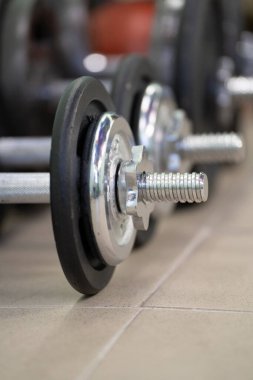 Spor salonunda siyah halterler.