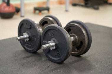 Spor salonunda siyah halterler.
