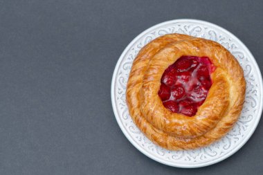 Ahudududulu kek siyah arka planda beyaz bir tabakta