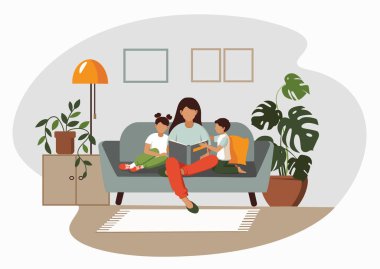 Oturma odasının iç tasarımı. Annem çocuklara bir kitap okuyor. Mutlu aile birlikte vakit geçirir. Vektör illüstrasyonu