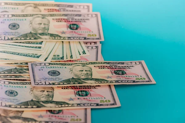 Amerikan doları makro atış. Enflasyon konsepti. Amerikan doları banknotları kapanıyor..