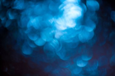Yuvarlak şekilli defocus ışıkları mavidir. Bulanık bokeh. Tasarımcı için malzeme.