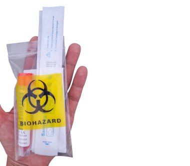 Yüksek açı, veba testi kiti, palmiye, covid-19, koronavirüs ve işaretleyiciler (biyolojik tehlike), kopyalama alanı, beyaz arkaplan.