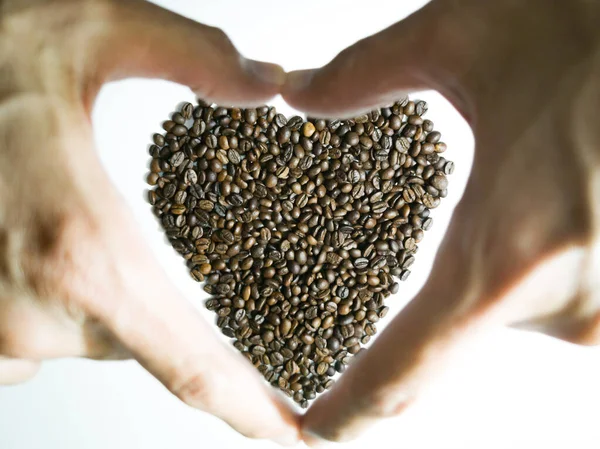 Suddiga Händer Och Hjärtformade Kaffebönor Vit Bakgrund — Stockfoto