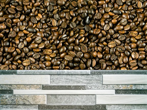 中程度のローストコーヒー豆 フルシティまたはアメリカン 灰色の石のブロック床 — ストック写真