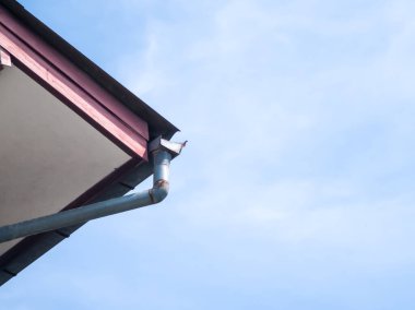 Düşük açı. Çatı köşesi oluklu, arka plan bulutsuz, Tayland 'ın kışında.