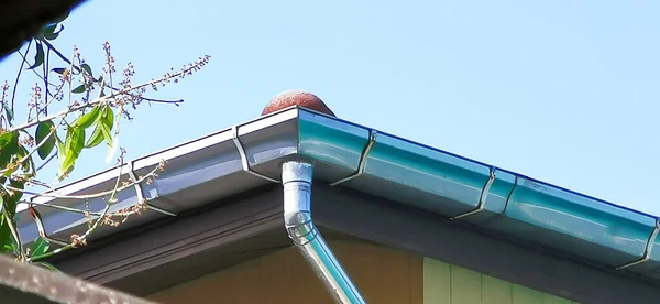 Düşük açı manzaralı, çatı köşeli oluk, arka plan bulutsuz gökyüzü, Tayland 'ın kışında.