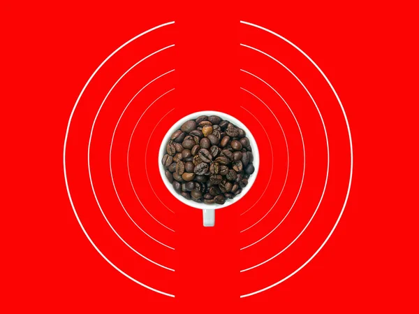 Mugg Med Kaffebönor Vita Signalvågor Halv Cirkel Röd Bakgrund — Stockfoto