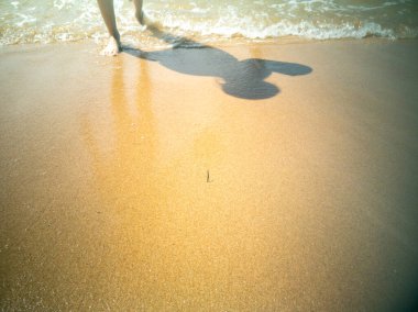 Deniz dalgaları ve kumlu sahilde kumları olan güzel bir sahil.