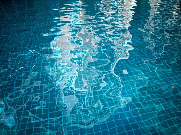 Bazén Vodou Slunečními Odrazy — Stock fotografie