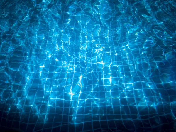 Schwimmbad Mit Wasserreflexionen — Stockfoto