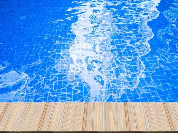 Önde Yapay Ahşap Masalar Yüzme Havuzunda Mavi Dalgaları Otel Yansımaları — Stok fotoğraf