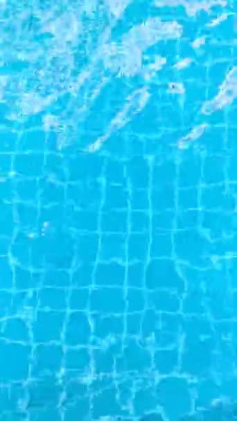 プールからの水の波と太陽からの反射 休日の朝 — ストック動画
