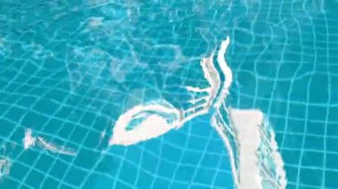 Yüzme havuzundan gelen 4K 'lık su dalgaları ve tatil sabahında otellere yansıyan yansımalar..