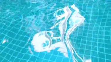 Yüzme havuzundan gelen su dalgaları ve tatil sabahında otellere, apartmanlara yansıyor..